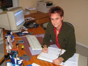 Annette Wendel am Schreibtisch